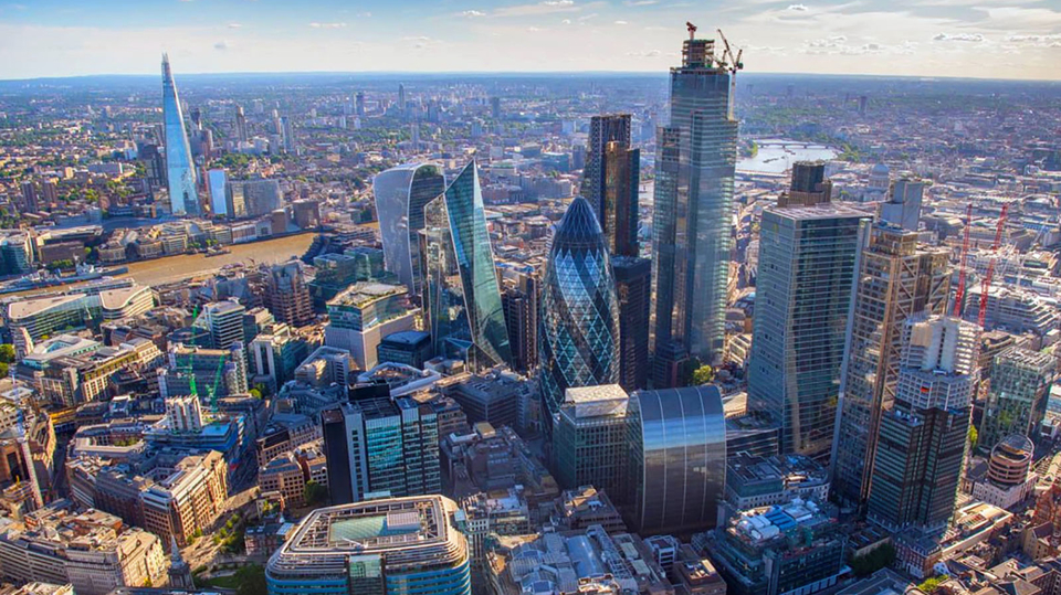 Breaking boundaries, engineering the city